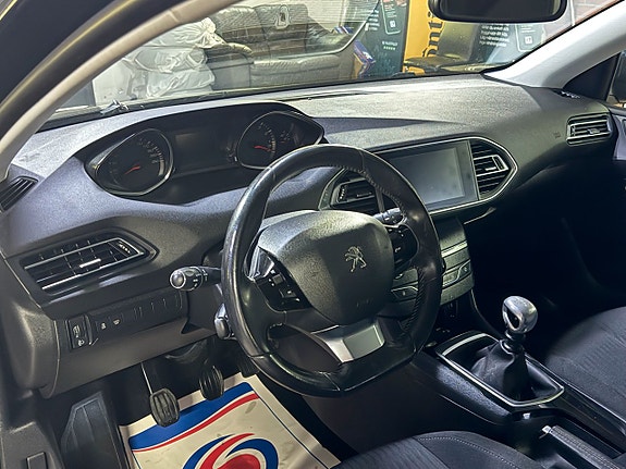 Peugeot 308 SW 13 of 17