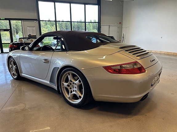 Porsche 911 Carrera 4 of 5