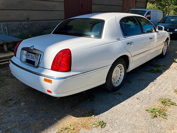 Lincoln Town Car 4 of 5
