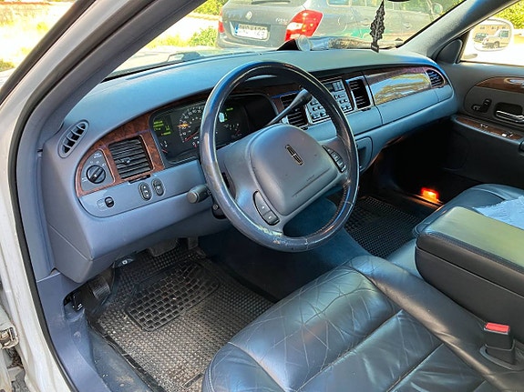 Lincoln Town Car 5 of 5