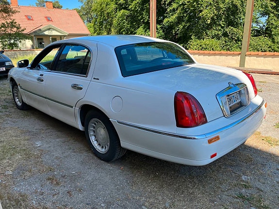 Lincoln Town Car 3 of 5