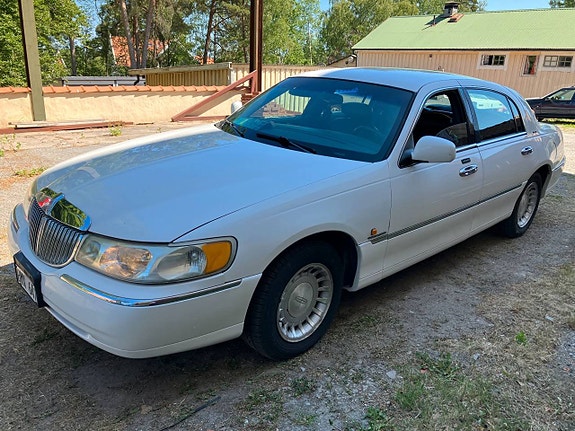 Lincoln Town Car 2 of 5