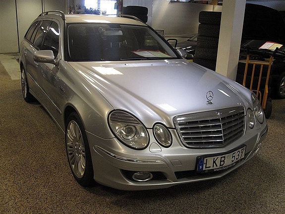 Mercedes-Benz E280 3 of 5