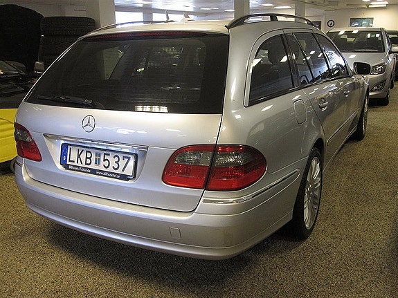 Mercedes-Benz E280 4 of 5