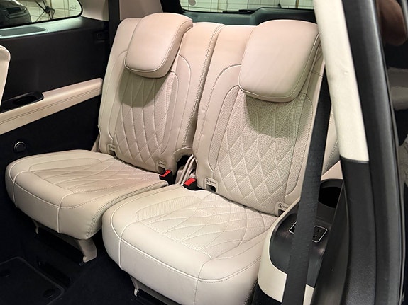 Mercedes-Benz GLS63 15 of 18
