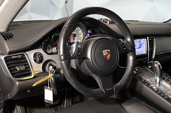 Porsche Panamera 4S 15 of 27