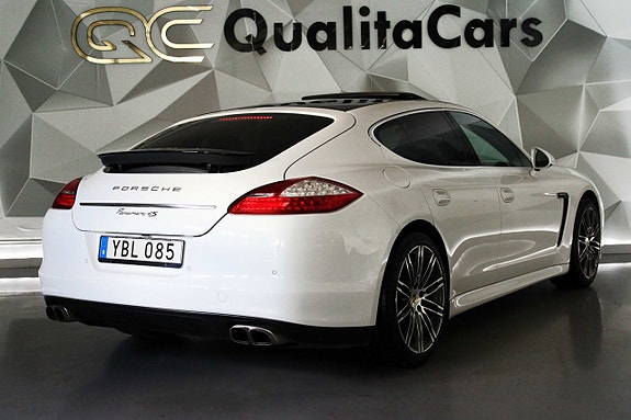 Porsche Panamera 4S 4 of 5