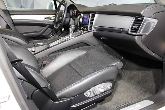 Porsche Panamera 4S 13 of 27