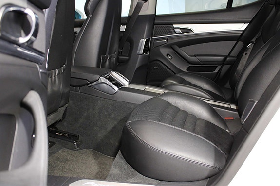 Porsche Panamera 4S 14 of 27