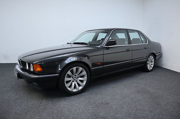BMW 735i 3 of 5