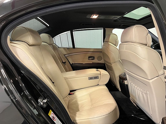 BMW 750iL 16 of 22