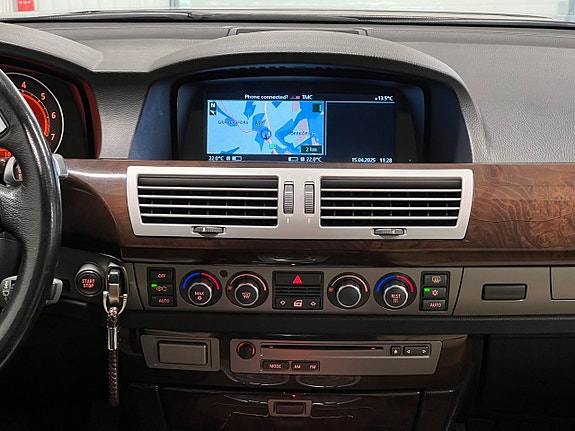 BMW 750iL 18 of 22