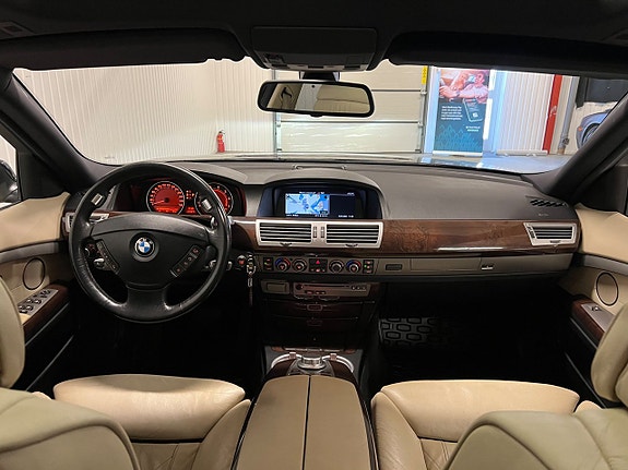 BMW 750iL 17 of 22