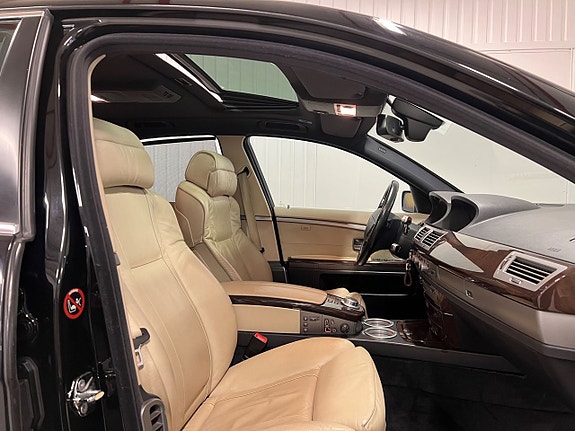 BMW 750iL 15 of 22