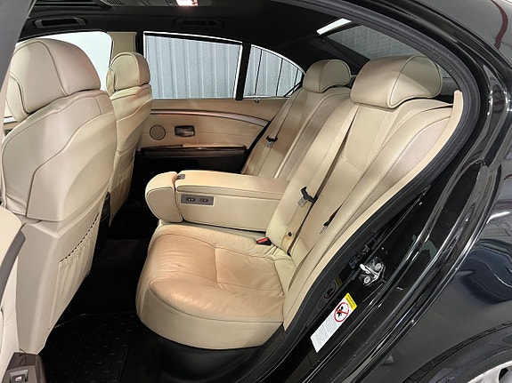 BMW 750iL 12 of 22
