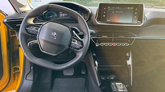 Peugeot e-208 8 of 13