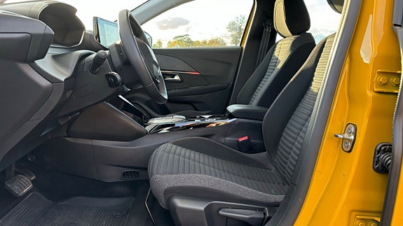 Peugeot e-208 9 of 13
