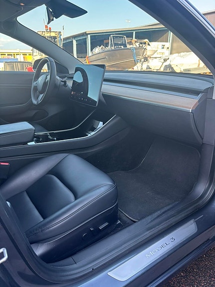 Tesla Model 3 13 of 19