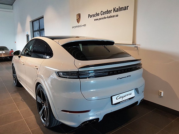 Porsche Cayenne 4 of 5
