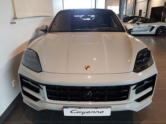Porsche Cayenne 3 of 5