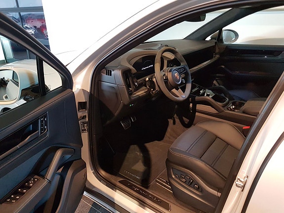 Porsche Cayenne 5 of 5