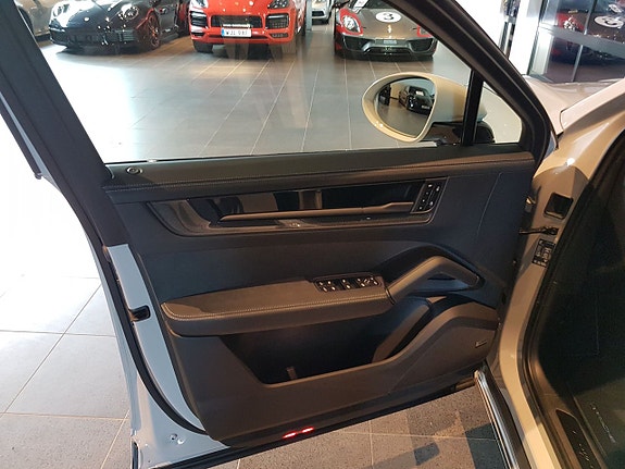 Porsche Cayenne 6 of 10
