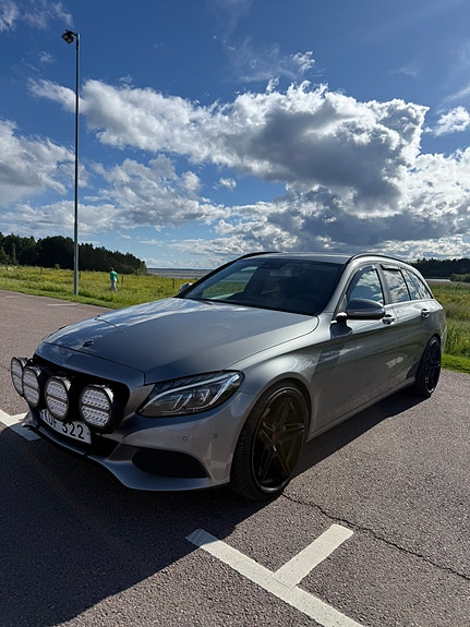 Mercedes-Benz C220 2 of 7