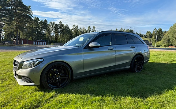 Mercedes-Benz C220 2 of 5
