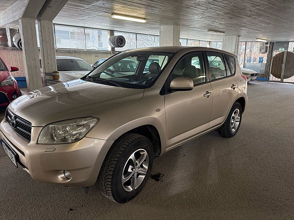 Toyota RAV4 2 of 5