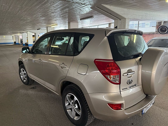 Toyota RAV4 4 of 5