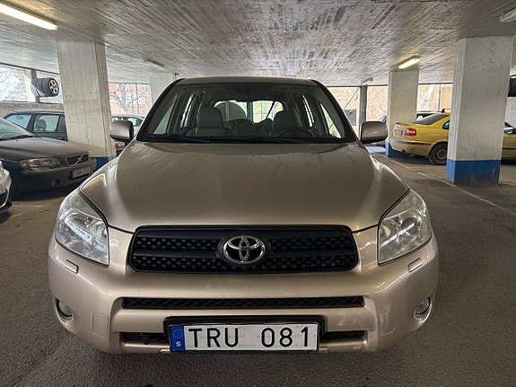 Toyota RAV4 3 of 5