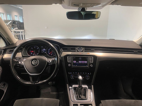 Volkswagen Passat 10 of 15