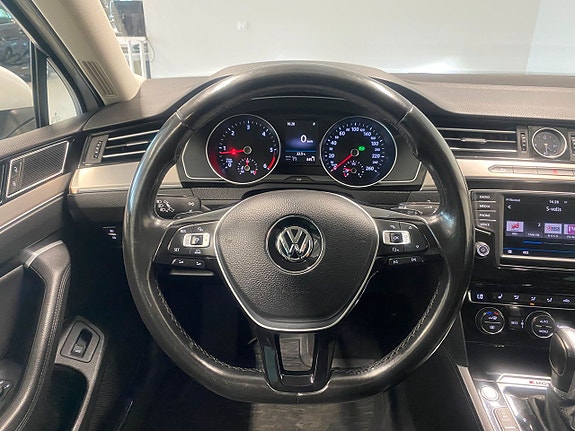 Volkswagen Passat 11 of 15
