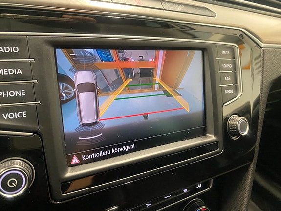 Volkswagen Passat 12 of 15