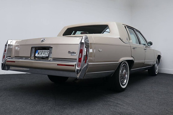 Cadillac Brougham 7 of 21