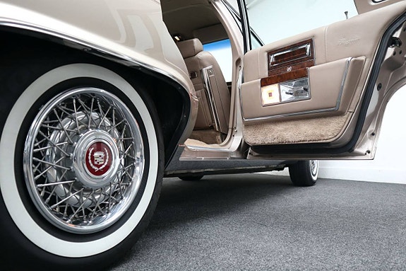 Cadillac Brougham 21 of 21