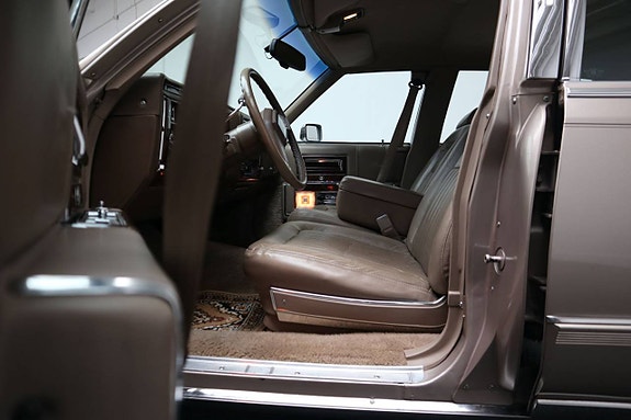 Cadillac Brougham 11 of 21
