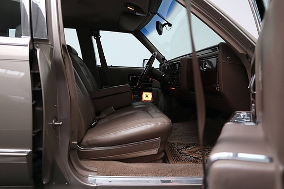Cadillac Brougham 18 of 21