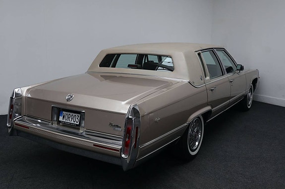 Cadillac Brougham 6 of 21