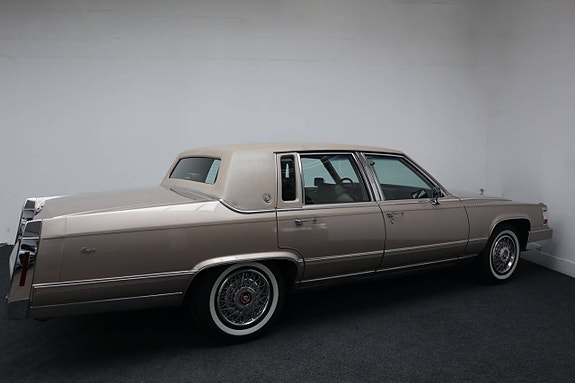 Cadillac Brougham 8 of 21