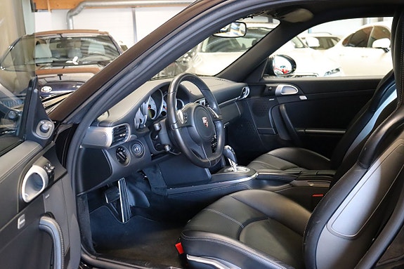 Porsche 911 Carrera 4S 6 of 12