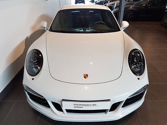 Porsche 911 Carrera 4 GTS 3 of 5
