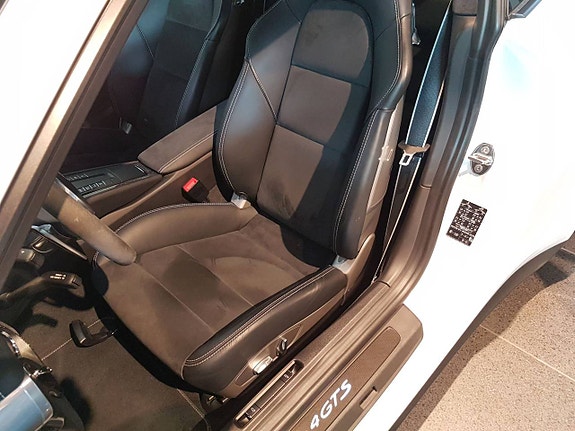 Porsche 911 Carrera 4 GTS 8 of 10