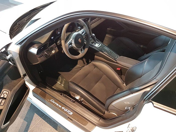 Porsche 911 Carrera 4 GTS 6 of 10