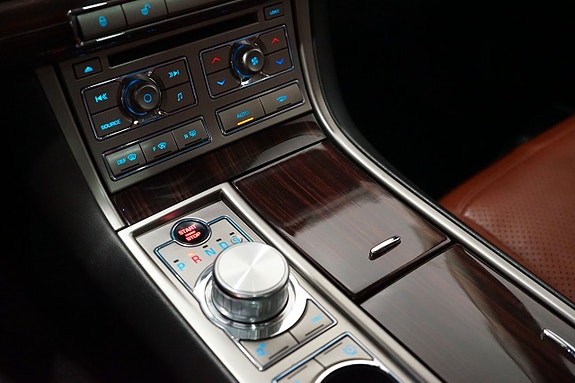 Jaguar XF 7 of 16
