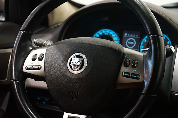 Jaguar XF 10 of 16