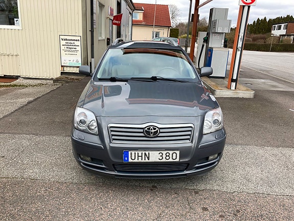 Toyota Avensis 2 of 5