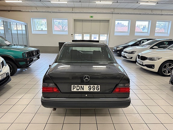 Mercedes-Benz 230 E 4 of 5