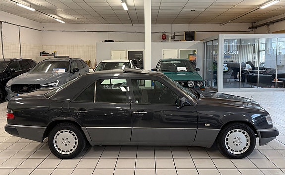Mercedes-Benz 230 E 2 of 5