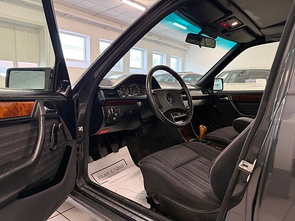 Mercedes-Benz 230 E 8 of 17
